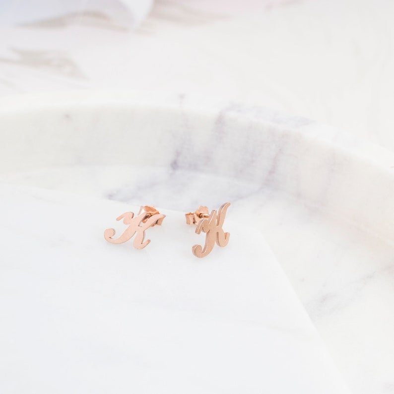 イニシャルピアス04(1文字・型取り)