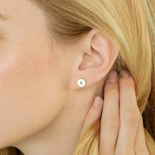 イニシャルピアス05(丸形・彫刻)